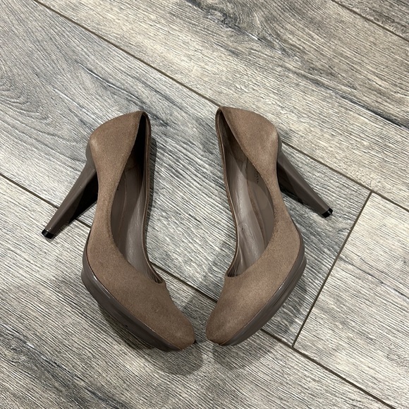 • Bottega Veneta • Authentic Brown Suede Round Toe Pumps Patent Leather on Heels - Picture 3 of 8